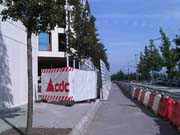 İnşaat alanında yaya yolu.