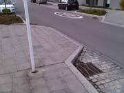 Sokak başı daraltılmış.