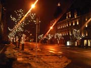 Gece eve yürüyorum.