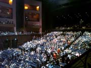 Konser salonu dolu.
