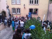 Yoğun izleyici kitlesi.